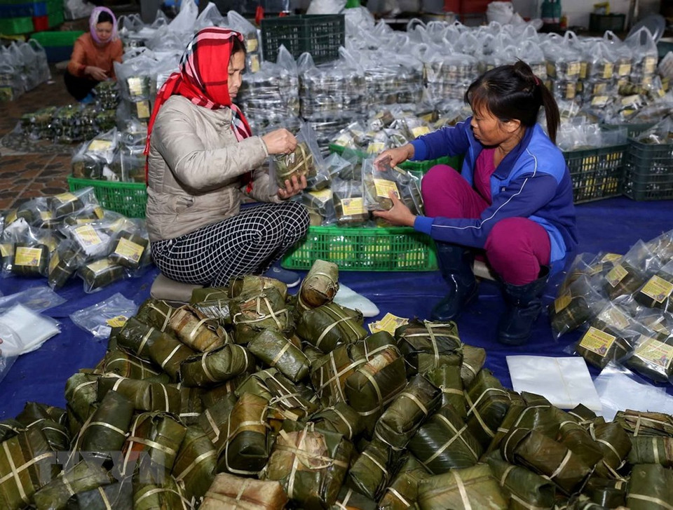 粽子包装过程中。 越通社记者 武生 摄