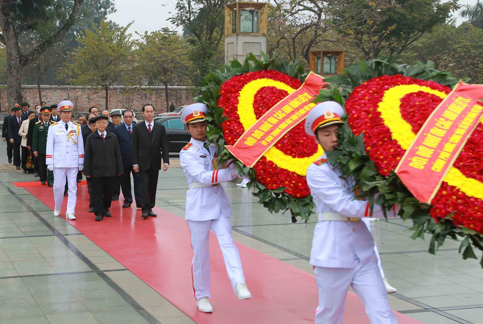 2月13日上午，越共中央执行委员会、国家主席、国会、政府、越南祖国阵线中央委员会代表团在河内北山路英烈纪念碑敬献花圈。越通社记者 安登 摄