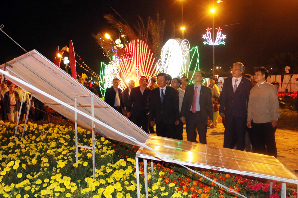 题为“宁顺团结、创新、融入与发展”的2018戊戌年花卉公园2月12日在宁顺省4•16广场拉开帷幕，吸引诸多游客前来参观。越通社记者 功暑 摄