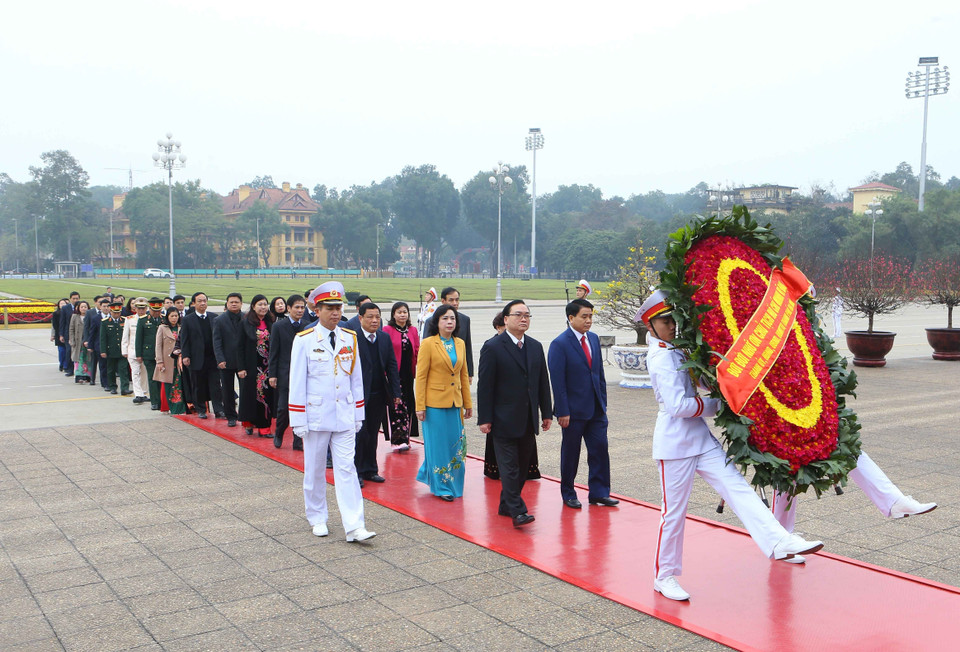  2月13日上午，河内市政府领导代表团向英烈纪念碑敬献花圈。越通社记者 安登 摄。​ 