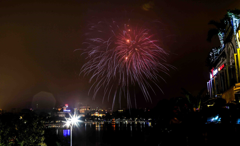 首都河内在31个地点放烟花，其中高空烟花燃放地点9处，低空烟花燃放地点22处。越通社记者成达 摄