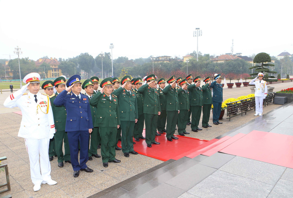2月13日上午，中央军委和国防部代表团向英烈纪念碑敬献花圈。越通社记者 安登 摄。