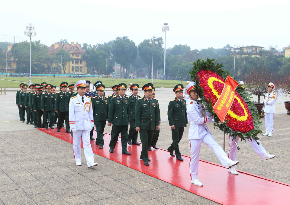  2月13日上午，中央军委和国防部代表团向英烈纪念碑敬献花圈。越通社记者 安登 摄。