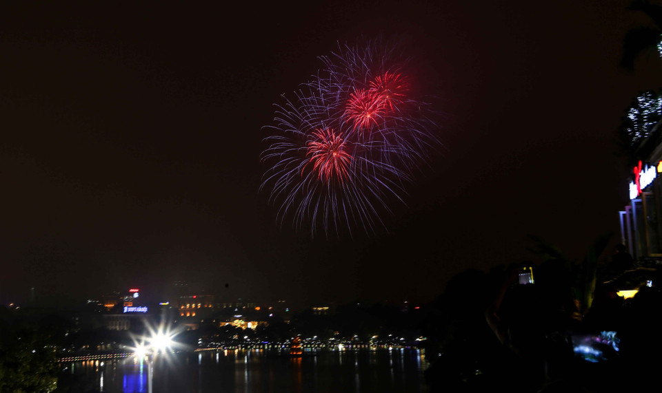 首都河内在31个地点放烟花，其中高空烟花燃放地点9处，低空烟花燃放地点22处。越通社记者成达 摄