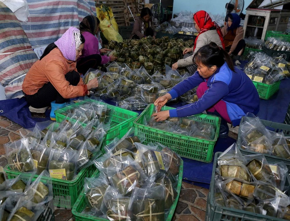 ​粽子包装过程中。 越通社记者 武生 摄