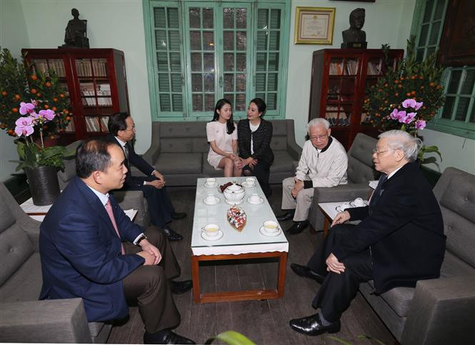 阮富仲向已故越共中央总书记黎笋家人致以亲切的问候和新春祝福。越通社记者 智勇 摄。