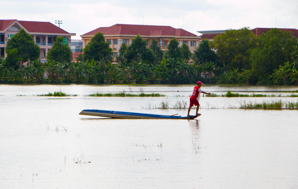 后江省渔民汛期在田野上捕捞。 越通社记者 维姜 摄