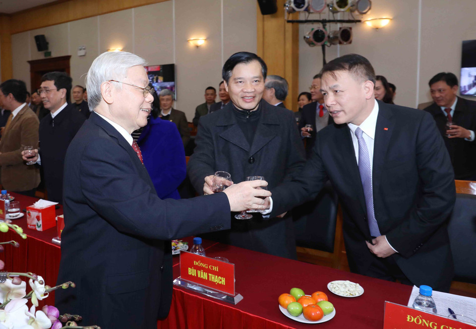 阮富仲向越共中央办公厅干部人员拜年。越通社记者 芳花 摄