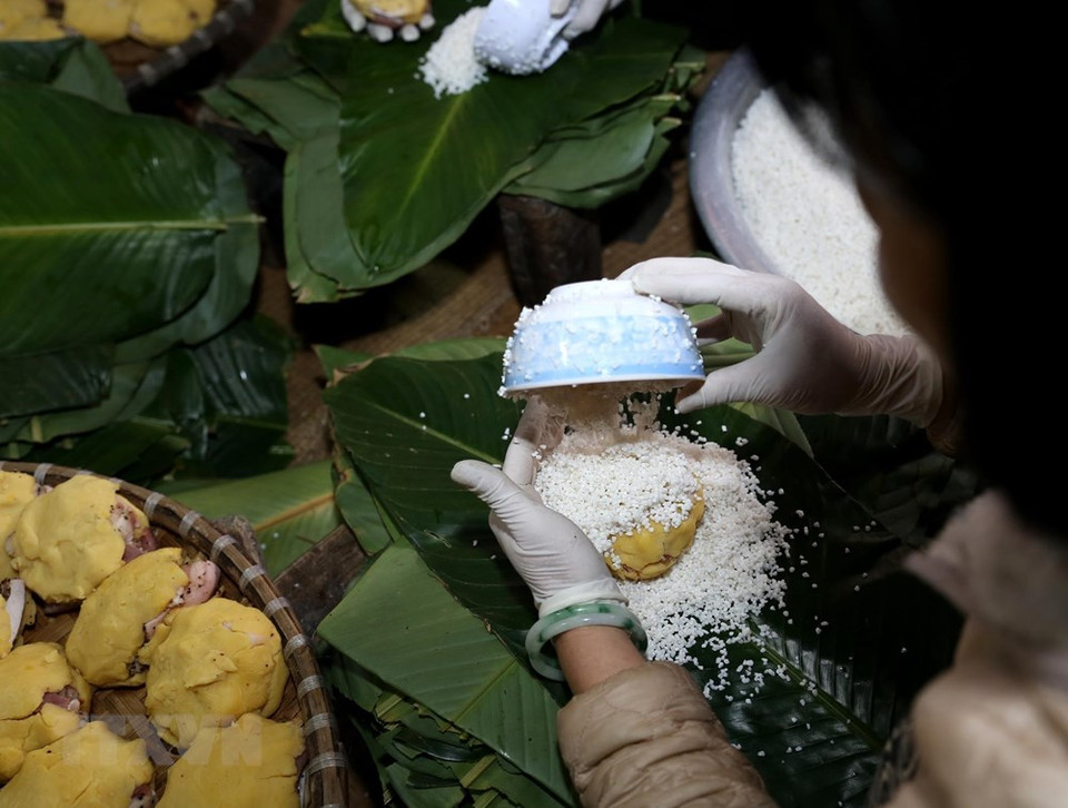 争曲村的包粽子熟手不用模具而是手工包。 越通社记者 武生 摄