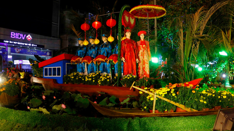 题为“芹苴喜迎新春”的芹苴市花街2月12日晚正式开街，吸引众多游客前来参观赏花。越通社记者 清廉 摄
