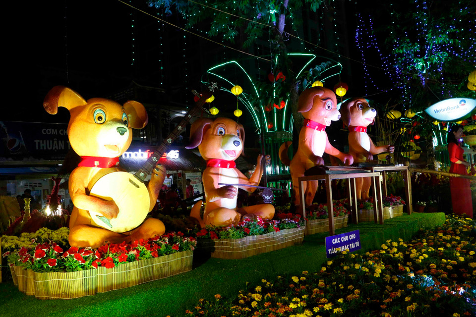 题为“芹苴喜迎新春”的芹苴市花街2月12日晚正式开街，吸引众多游客前来参观赏花。越通社记者 清廉 摄