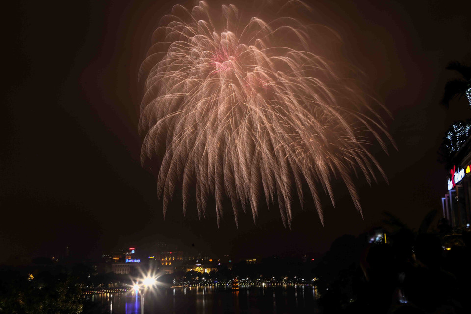 首都河内在31个地点放烟花，其中高空烟花燃放地点9处，低空烟花燃放地点22处。越通社记者成达 摄