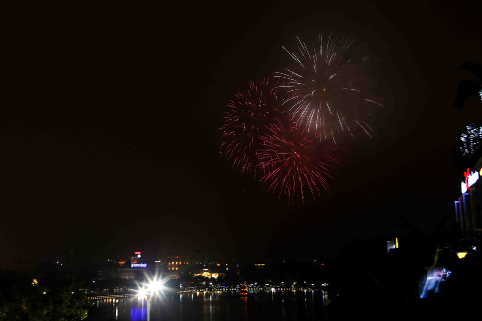 首都河内在31个地点放烟花，其中高空烟花燃放地点9处，低空烟花燃放地点22处。越通社记者成达 摄