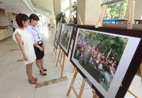 参观图片展的游客。(图片来源:越通社)