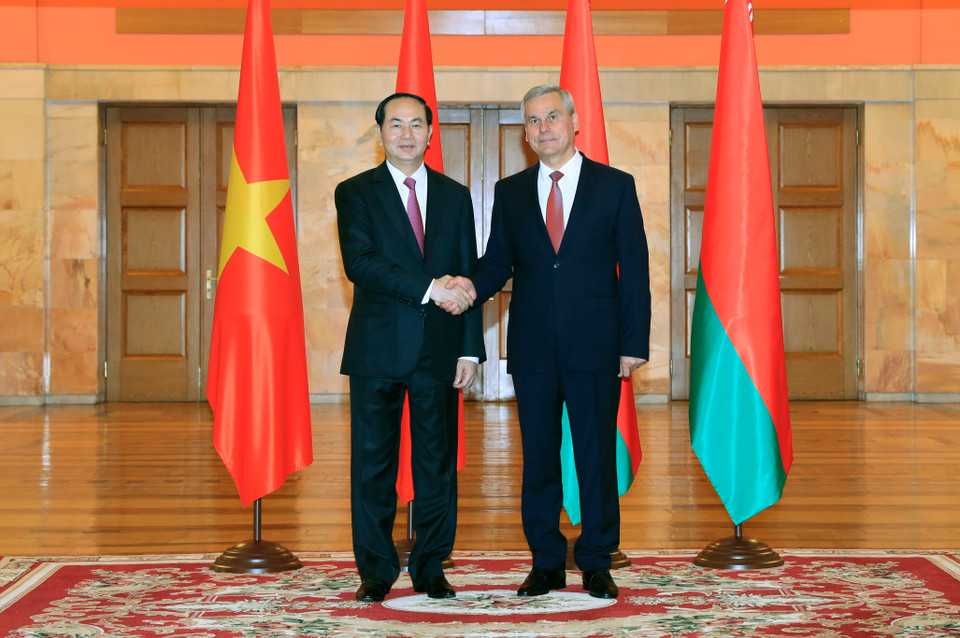 越南国家主席陈大光（左）会见白俄罗斯国民会议代表院主席弗拉基米尔·安德烈琴科（右）。（图片来源：越通社）