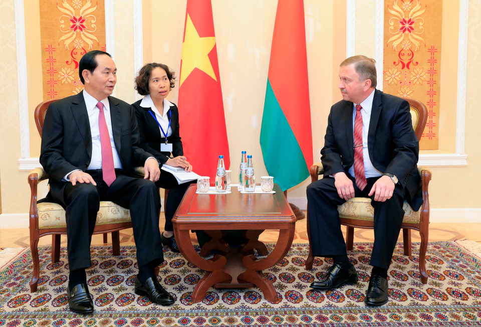 越南国家主席陈大光（左）会见白俄罗斯总理安德烈•科比亚科夫（右）。（图片来源：越通社）