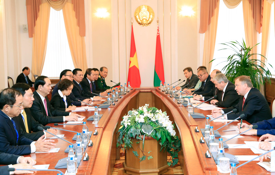 越南国家主席陈大光（左）会见白俄罗斯总理安德烈•科比亚科夫（右）。（图片来源：越通社）