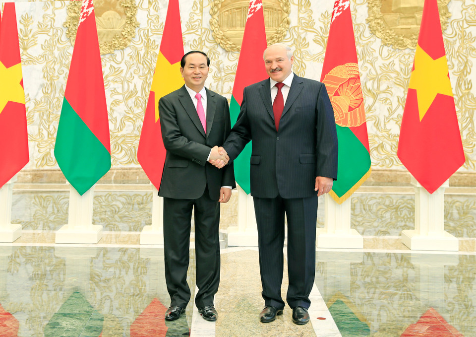 亚历山大·卢卡申科总统举行隆重仪式，欢迎陈大光主席一行访白。(图片来源：越通社）