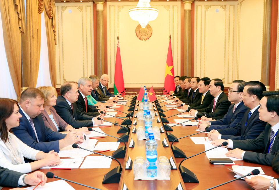 越南国家主席陈大光（左）会见白俄罗斯国民会议代表院主席弗拉基米尔·安德烈琴科（右）。（图片来源：越通社）