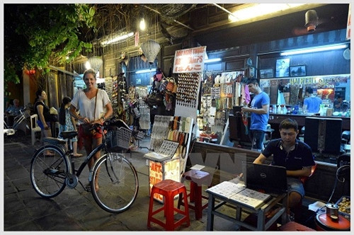 凭借古老、沉默之美与悠久的文化传统，会安古城在排行榜上占第六位，每年吸引数百万游客前来参观旅游。（图片来源：越通社）