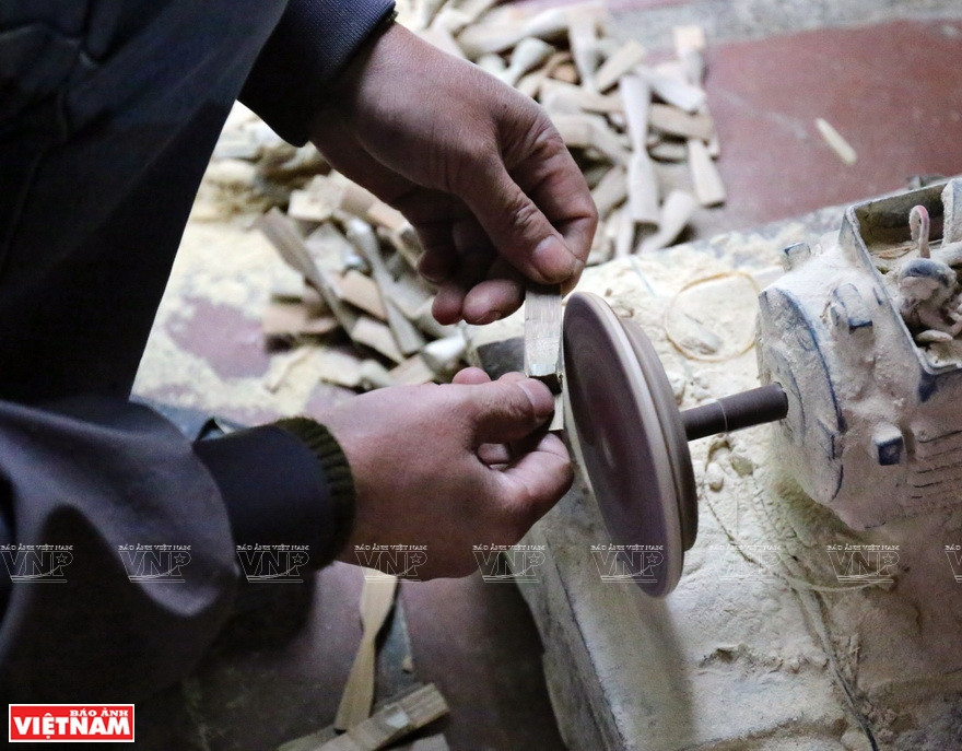 工匠用机器来制作竹蜻蜓的身子和翅膀。图自越南画报