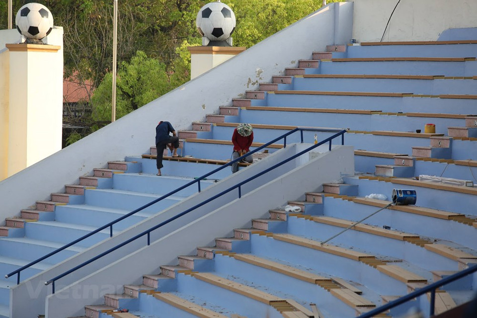 从现在到5月6日男足项目开始比赛之前，看台区将继续得以改造升级。按计划，第31届东运会男子足球比赛将于 5 月 6 日至 21 日展开角逐。越池运动场会进行东南亚运动会男子足球A 组各场比赛和半决赛。A组包括越南、印尼、缅甸、菲律宾和东帝汶等5支球队。图自Vietnam+