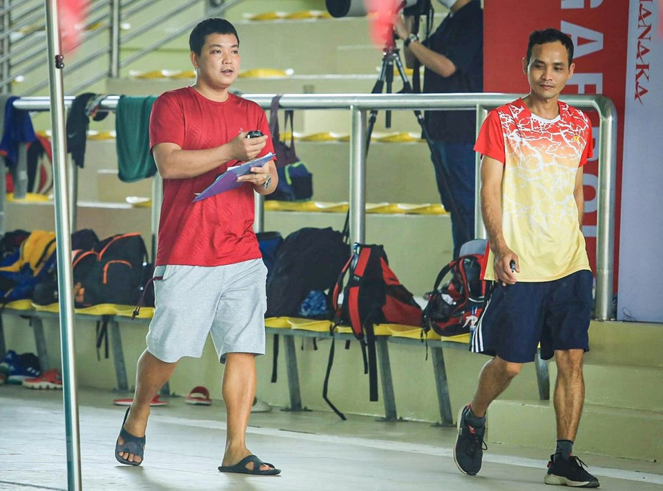 第31届东运会游泳赛项预计将于5月14日至19日在河内美亭体育场举行。阮黄宇主教练直接对越南游泳队主力运动员进行指导，面向第31夺金目标。越南游泳队共31名运动员参加第31届东南亚运动会中的40个比赛项目，力争获得8枚金牌。图自 Vietnam+