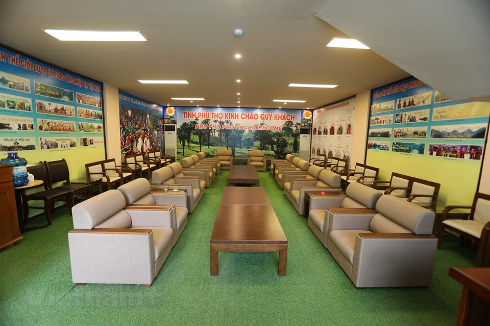 越池运动场的贵宾室。按计划，第31届东运会男子足球比赛将于 5 月 6 日至 21 日展开角逐。越池运动场会进行东南亚运动会男子足球A 组各场比赛和半决赛。A组包括越南、印尼、缅甸、菲律宾和东帝汶等5支球队。越南U23男足队将在越池运动场开始卫冕战役。图自Vietnam+