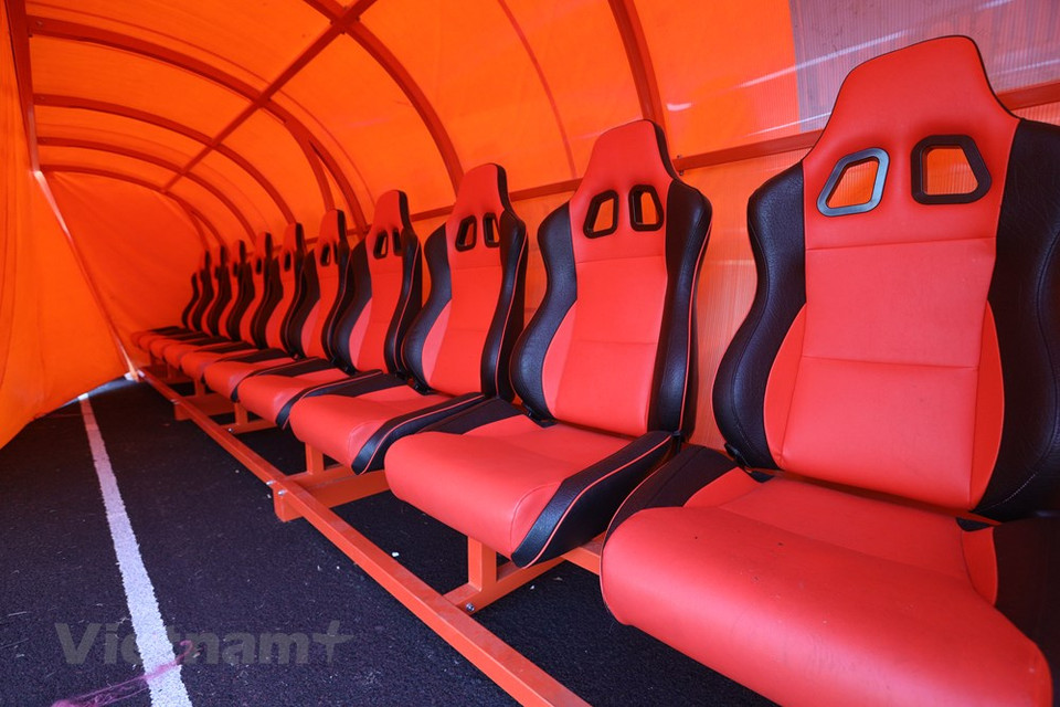 教练组和球员的座位。按计划，第31届东运会男子足球比赛将于 5 月 6 日至 21 日展开角逐。越池运动场会进行东南亚运动会男子足球A 组各场比赛和半决赛。A组包括越南、印尼、缅甸、菲律宾和东帝汶等5支球队。越南U23男足队将在越池运动场开始东运会卫冕战役。图自Vietnam+