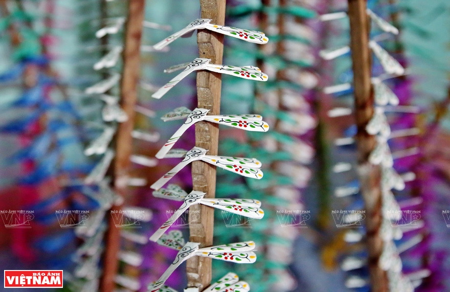 做竹蜻蜓的工序包括削竹皮、晒干，切蜻蜓的翅膀形状、身子、嘴巴等不同部分，把嘴巴卷曲，将翅膀和身子合起来等。图自越南画报