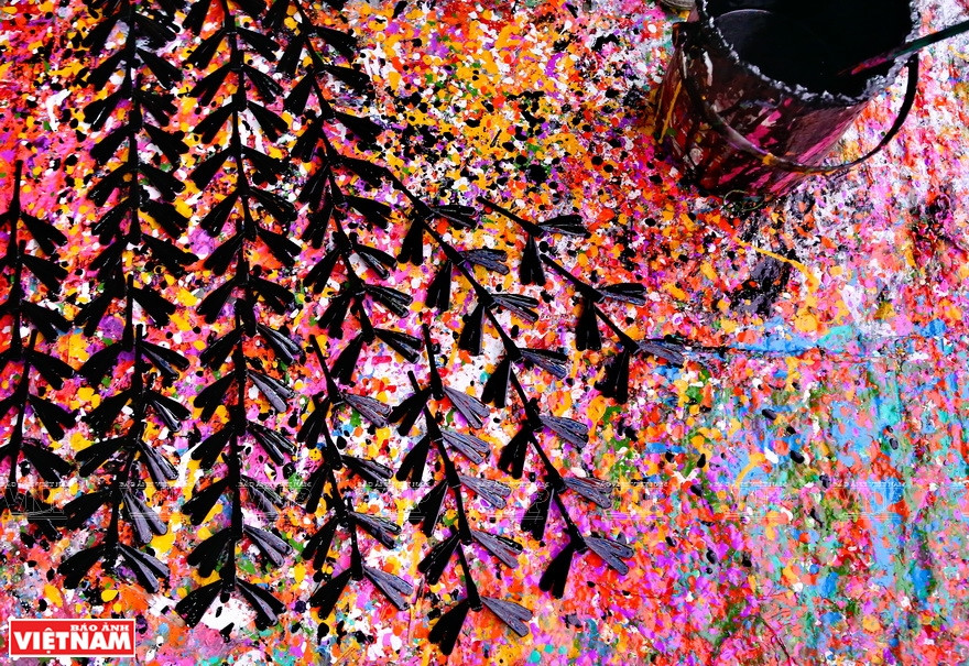 在完成造型工序后，竹蜻蜓被送到涂漆室，涂上五彩缤纷的颜色。图自越南画报