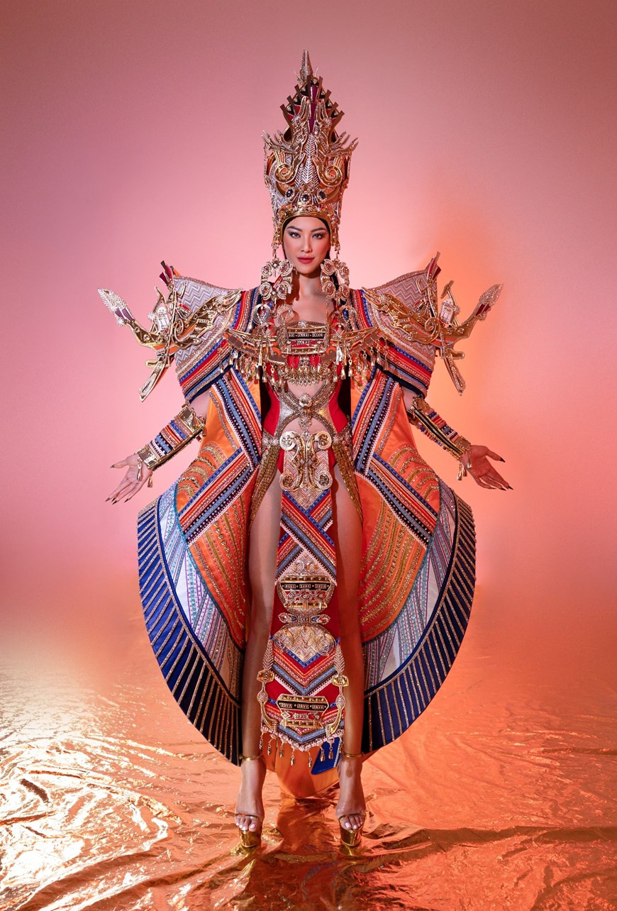 重量近10公斤的斗笠是这套服装中最独特、最昂贵的部分，设计成可载6人的船形，配有鼓手、划桨人和拿着工具地工匠等形象，表达了越南人勤奋劳动，追求温饱的生活。图自：Vietnam+