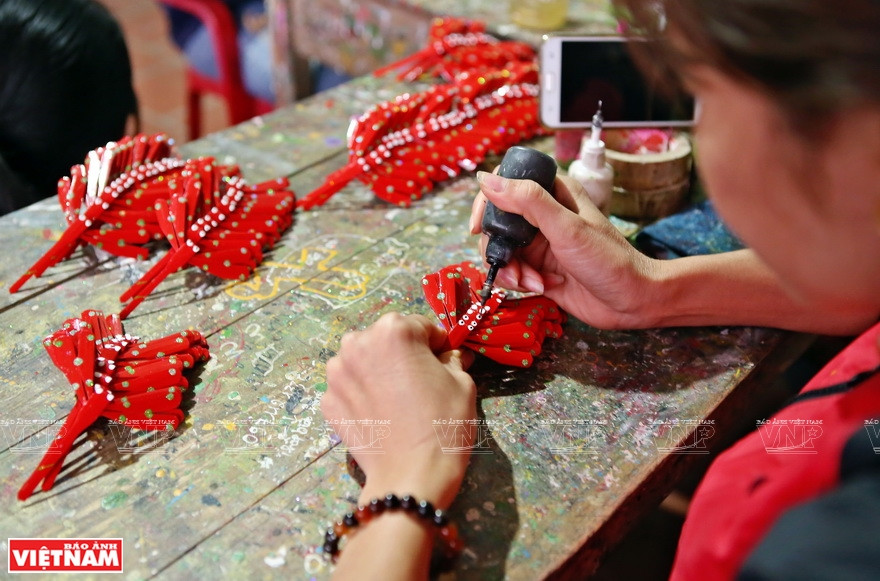 为了做出一只完整，对称的竹蜻蜓，需要工匠们的仔细和耐心制作。图自越南画报