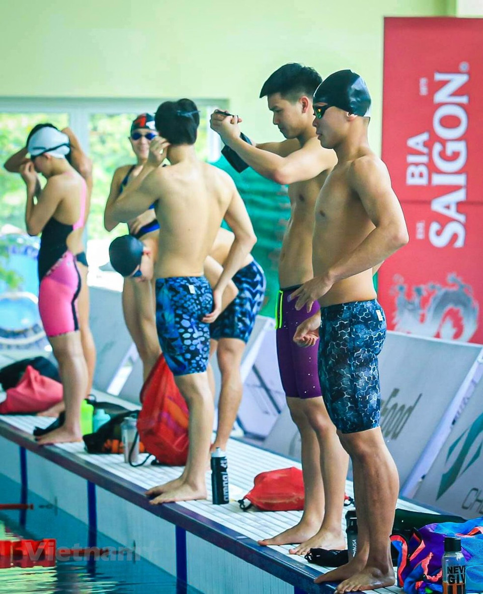 越南游泳队共有40名成员，其中有31名运动员参加第31届东南亚运动会中的40个比赛项目，力争获得8枚金牌。结束在匈牙利的训练之后，越南游泳队正在河内美亭水上体育馆训练。预计，第31届东运会游泳赛项将于5月14日至19日在河内美亭体育场举行。图自 Vietnam+