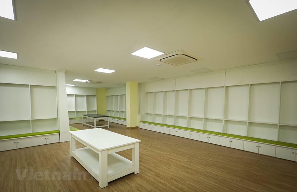 越池运动场的球员更衣室。按计划，第31届东运会男子足球比赛将于 5 月 6 日至 21 日展开角逐。越池运动场会进行东南亚运动会男子足球A 组各场比赛和半决赛。A组包括越南、印尼、缅甸、菲律宾和东帝汶等5支球队。越南U23男足队将在越池运动场开始卫冕战役。图自Vietnam+