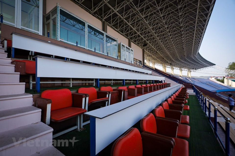 VIP区已经得以打扫、修缮，为接待越南和地区高级领导做好准备。按计划，第31届东运会男子足球比赛将于 5 月 6 日至 21 日展开角逐。越池运动场会进行东南亚运动会男子足球A 组各场比赛和半决赛。A组包括越南、印尼、缅甸、菲律宾和东帝汶等5支球队。图自Vietnam+