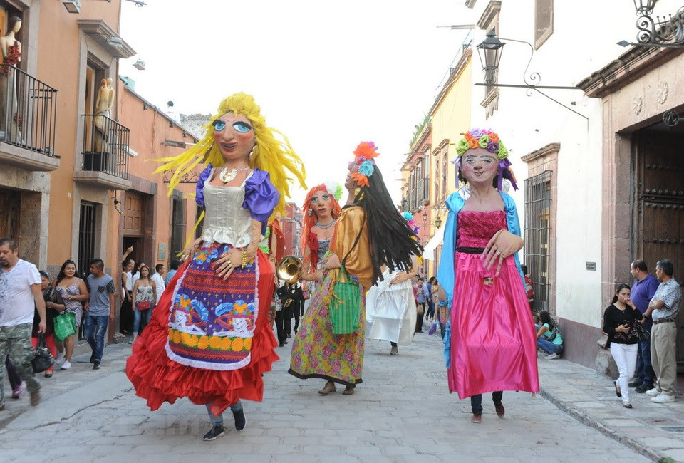 街头艺术节的一个节目。越通社记者 越雄 摄