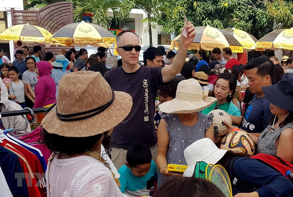 众多人民都前来参观外国人集市。越通社记者 玉何 摄