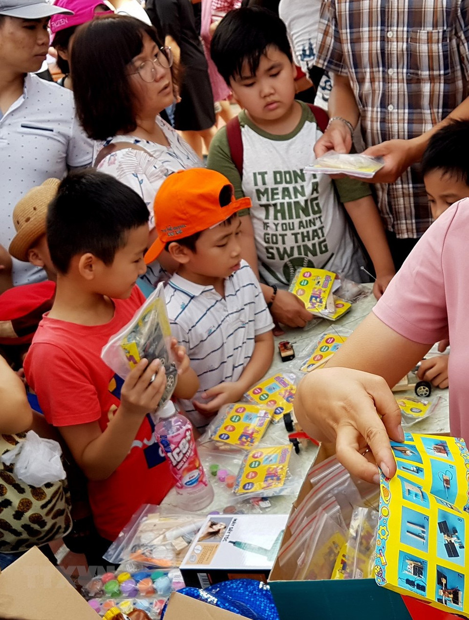 参观外国人集市的孩子们。越通社记者 玉何 摄