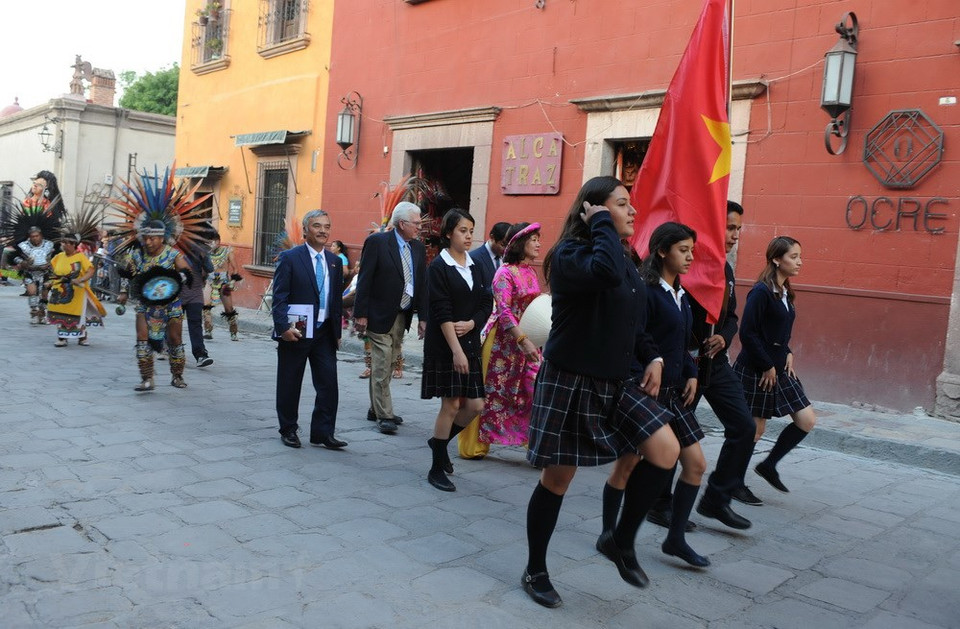 街头艺术家。越通社记者 越雄 摄
