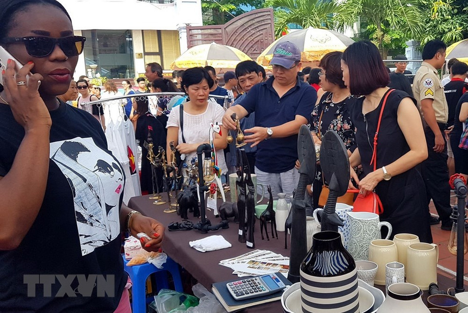 热闹非凡的外国人集市。越通社记者 玉何 摄