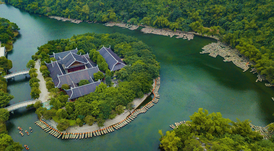 位于宁平省的世界自然遗产——长安名胜群拥有全球突出的地质地貌价值和雄伟壮观的山水景观。图自越通社