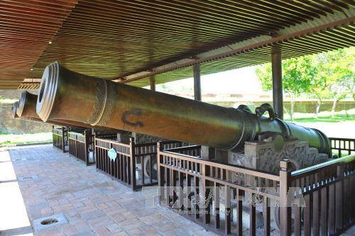 由嘉隆帝于1803年下令用铜铸造的“九神炮”（图片来源：越通社）