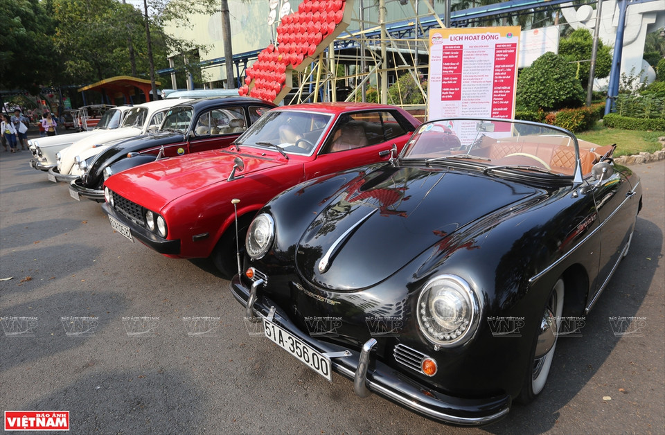 展会上的经典老车。图自 越通社