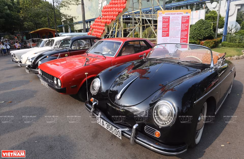 展会上的经典老车。图自 越通社