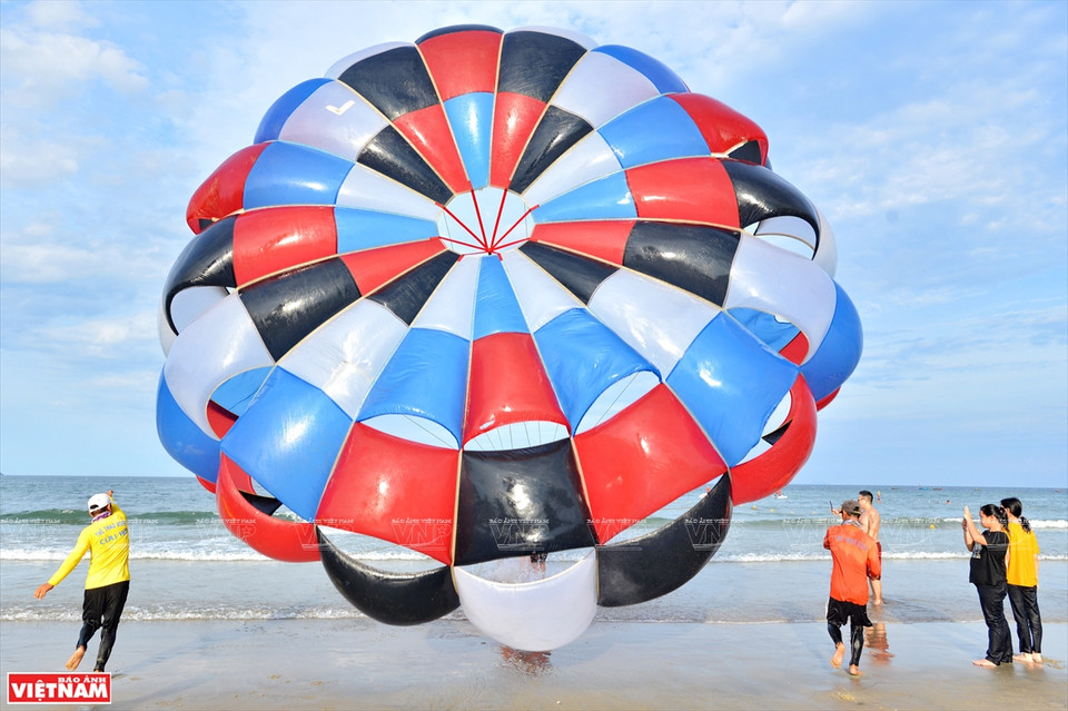 五颜六色的大型降落伞就像海上美丽的一朵花。越通社记者 青和 摄