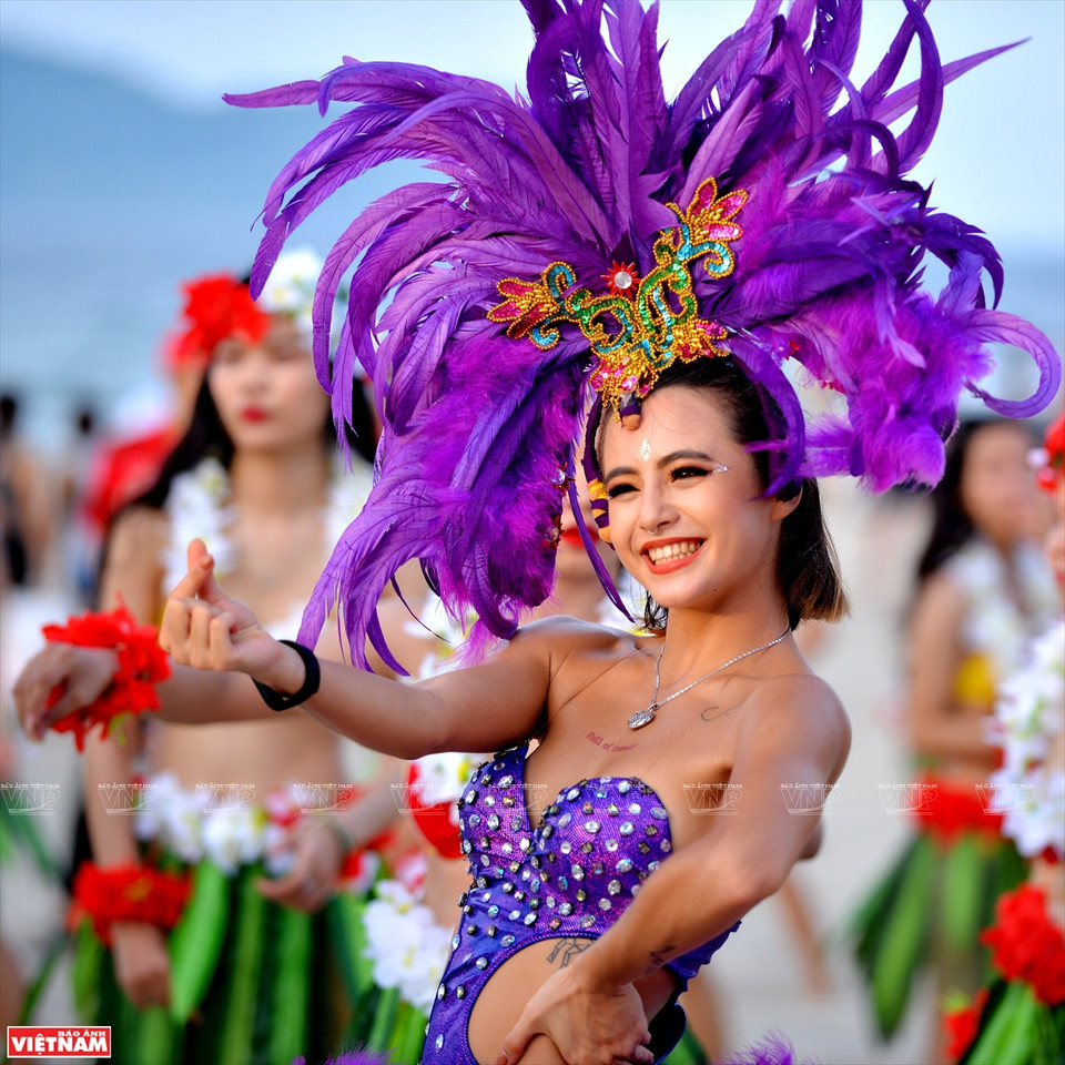 游客们和舞蹈演员在沙滩上跳舞。越通社记者 青和 摄