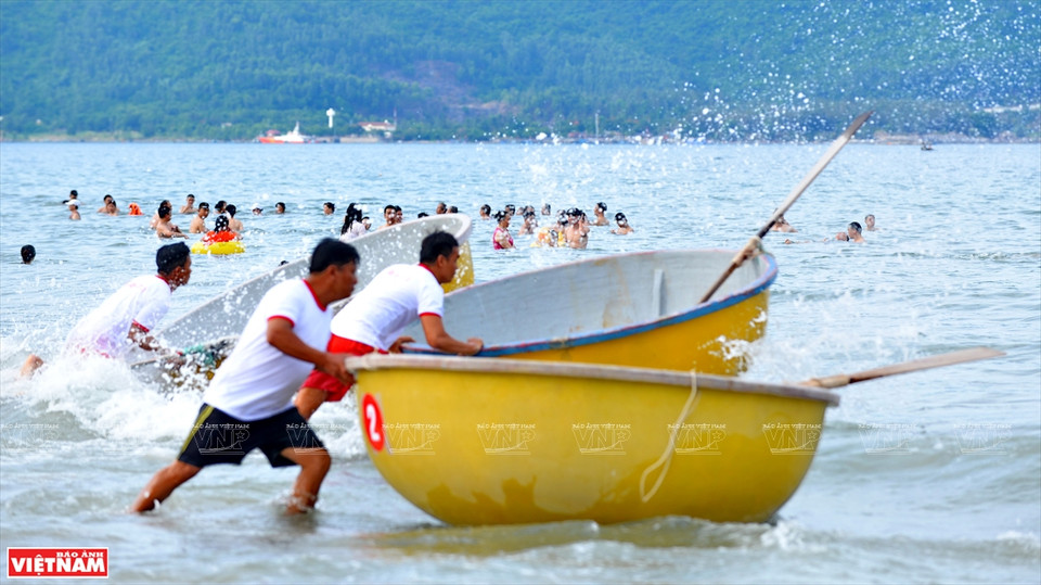 热闹非凡的海上篮子船竞赛。越通社记者 青和 摄
