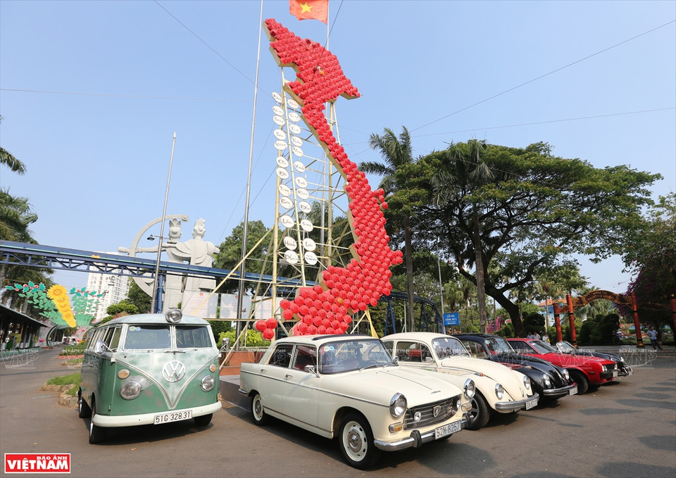 参观者亲眼欣赏全球经典老车。图自 越通社