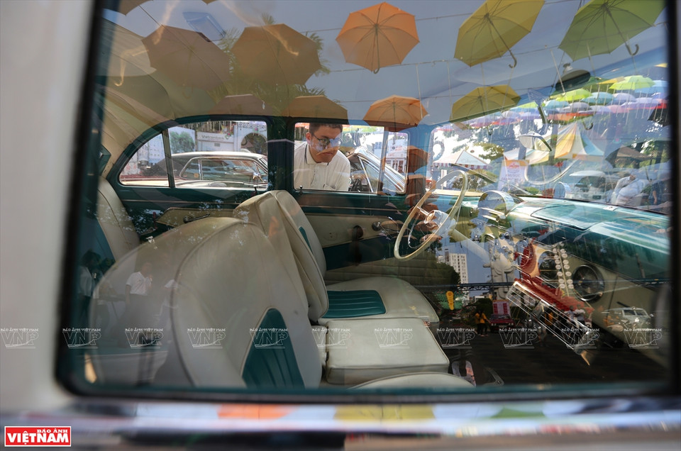 经典老车内室。图自 越通社